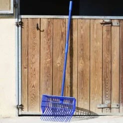 Cheval Energy - Les Equipements Entretien Du Box, Désinfectants^Cheval Energy Fourche à Copeaux Plastique - Bleu